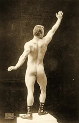 Eugen Sandow, in klassischer antiker griechisch-römischer Pose, ca. 1894